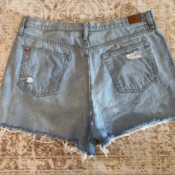 BDG Girlfriend High Rise Jean Shorts Urban Outfitters Blue Distressed  Sz 34 - Picture 14 of 14